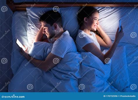 Leer en espaol. . Couple texting in bed